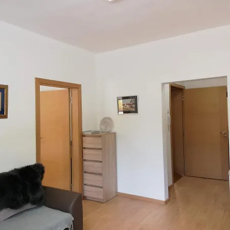 アパート The Yellow House